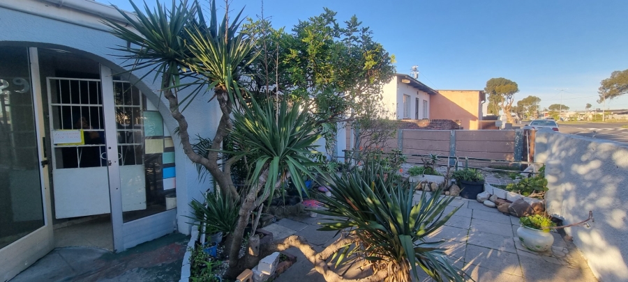 4 Bedroom Property for Sale in Silvertown Western Cape